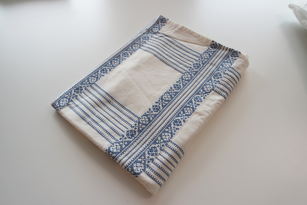 Hvitt stoff med blå dekor