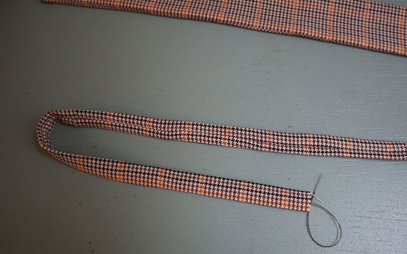 remse med oransje stoffbit