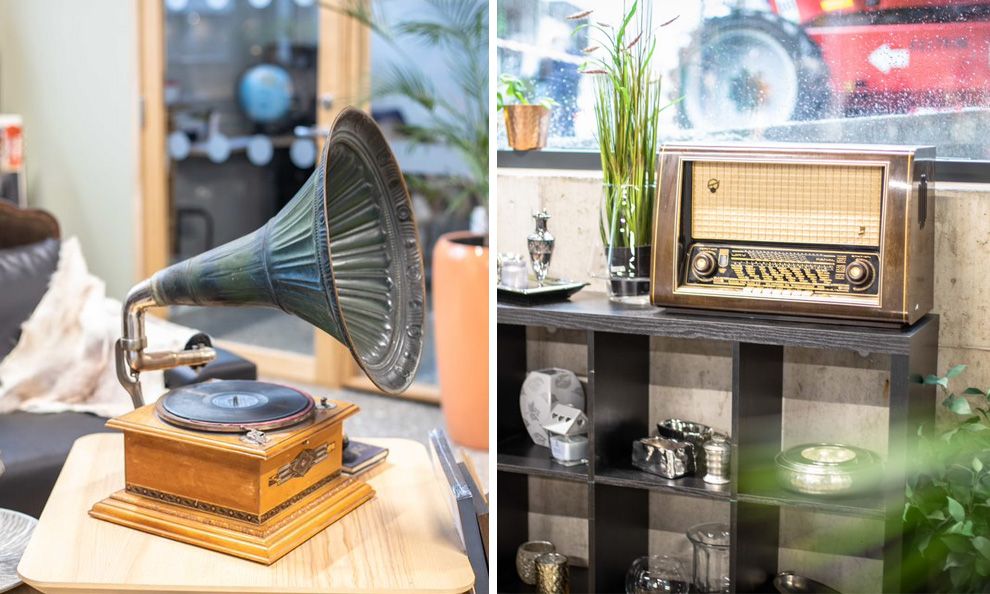 Grammofon og gammel radio i Fretex Fridas Hage
