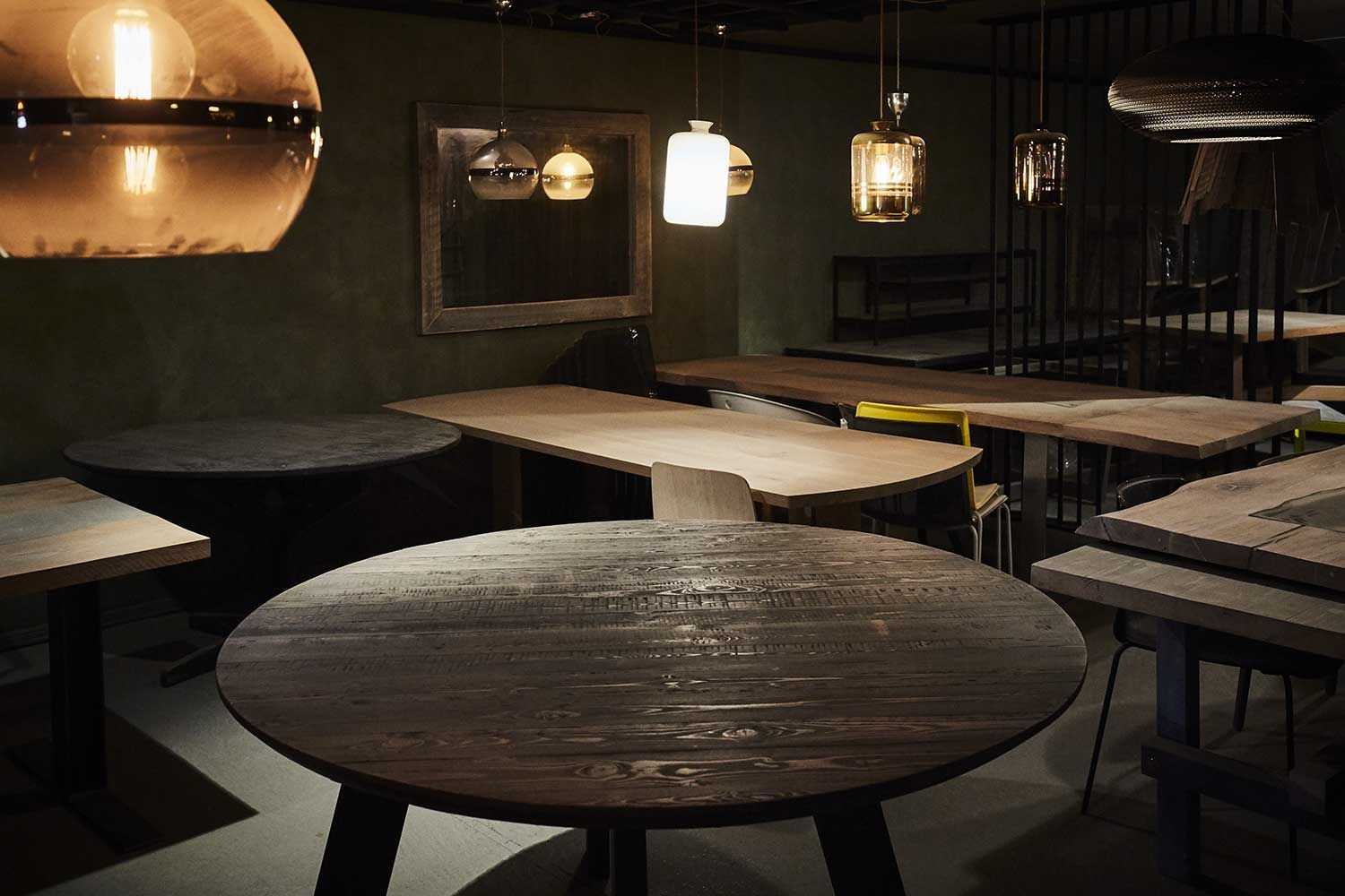 runde og rektangulære bord av tre