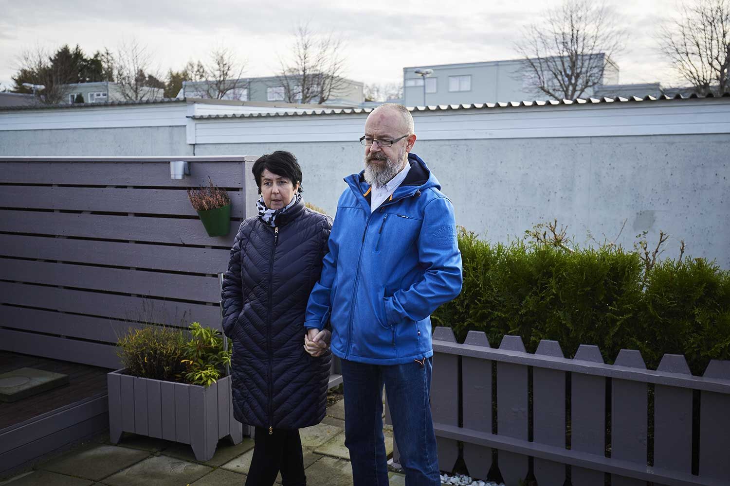 to personer hånd i hånd