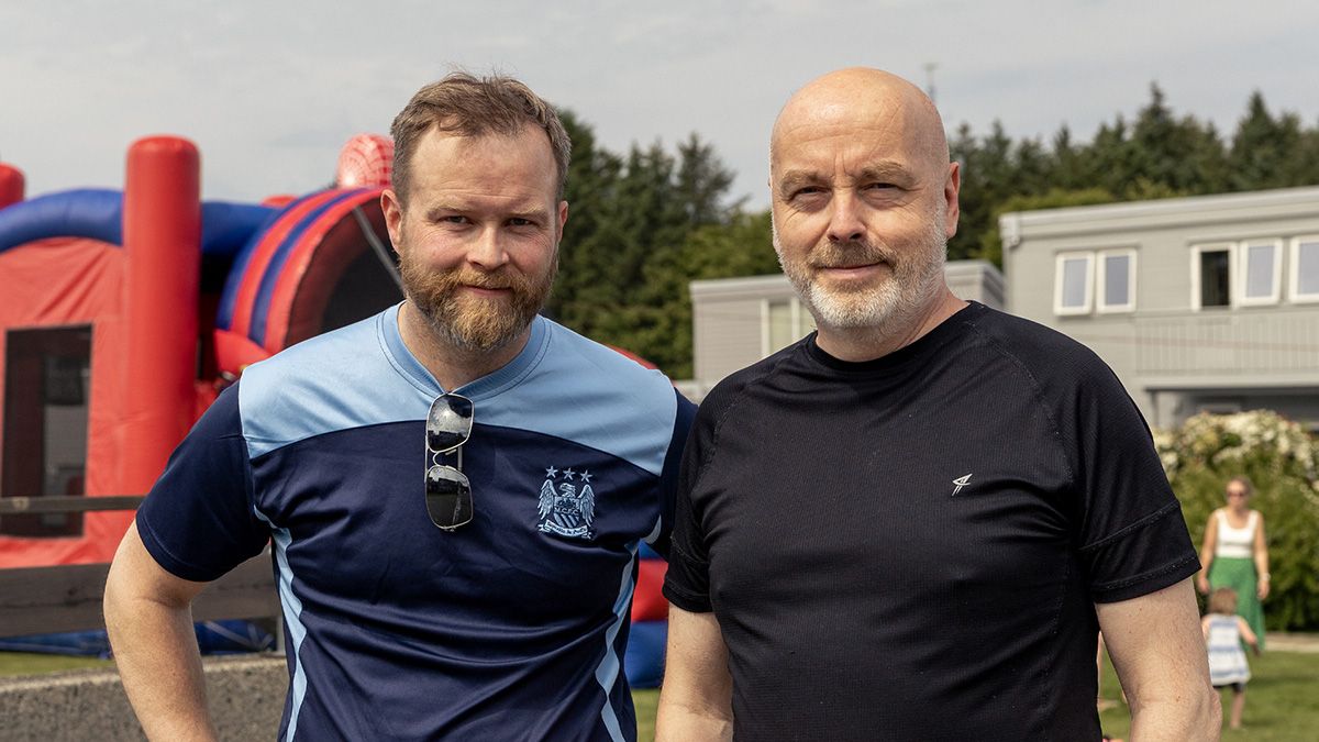 to menn med hoppeslott og borettslag i bakgrunnen