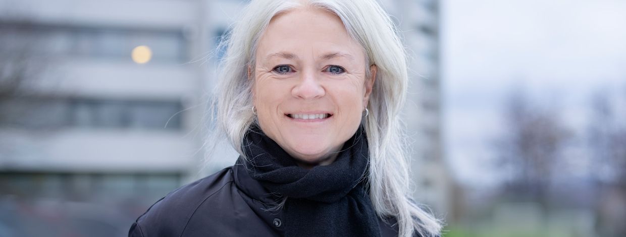 Merete Eik, administrerende direktør i Bate, med borettslaget Rosenli i bakgrunnen