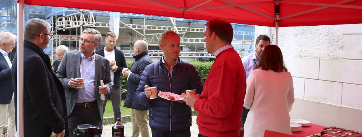 samling av mennesker under partytelt