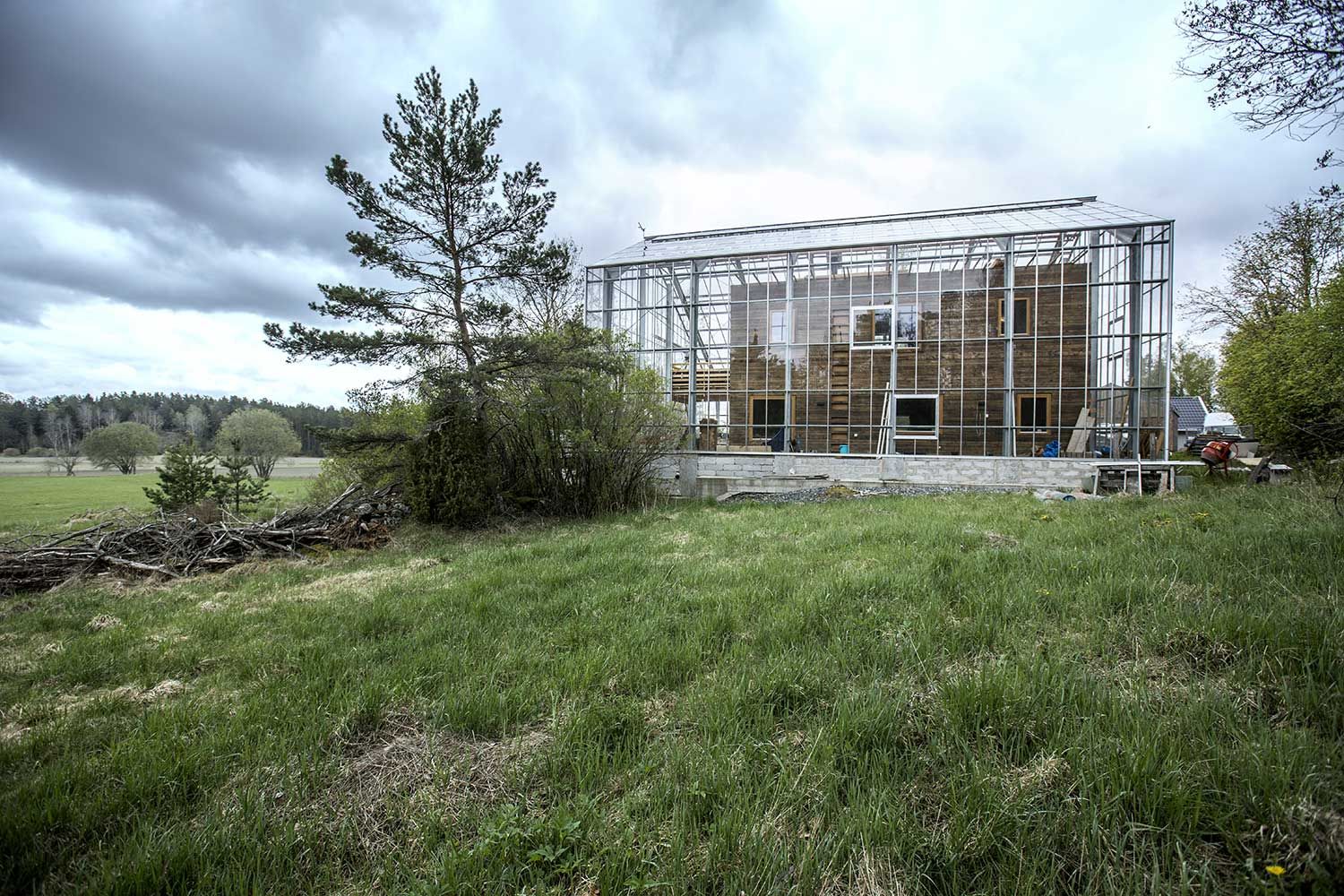 drivhus som omgir et hus