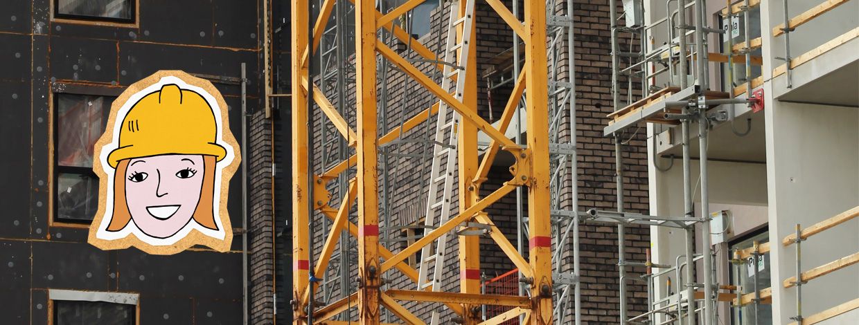 stillas på grå murvegg