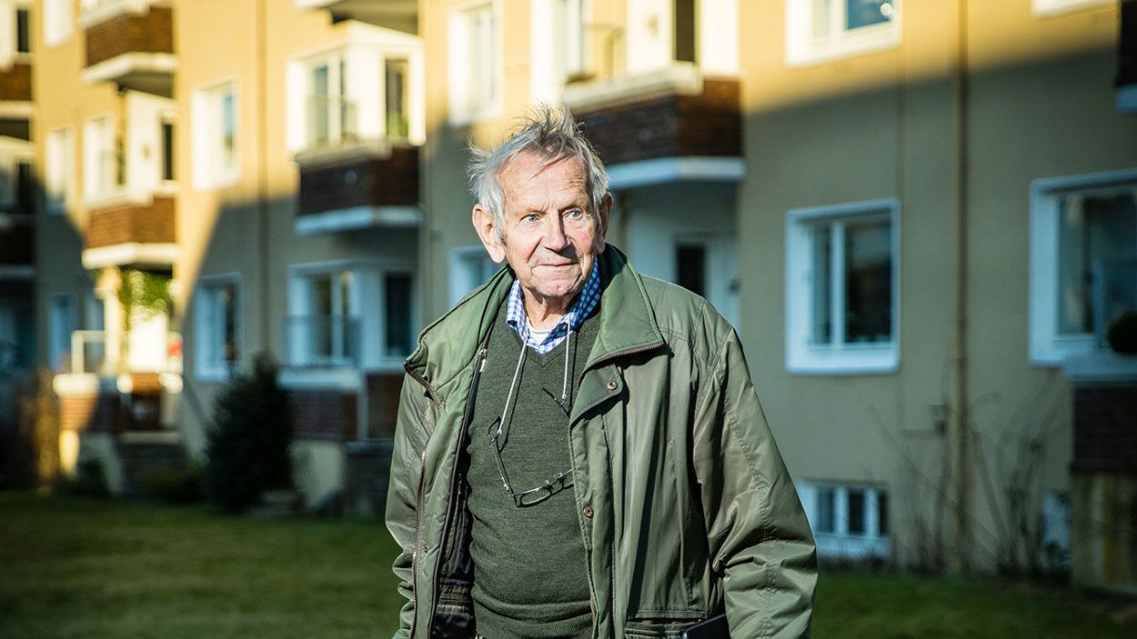 Albert Barstad på plenen utenfor borettslaget sitt