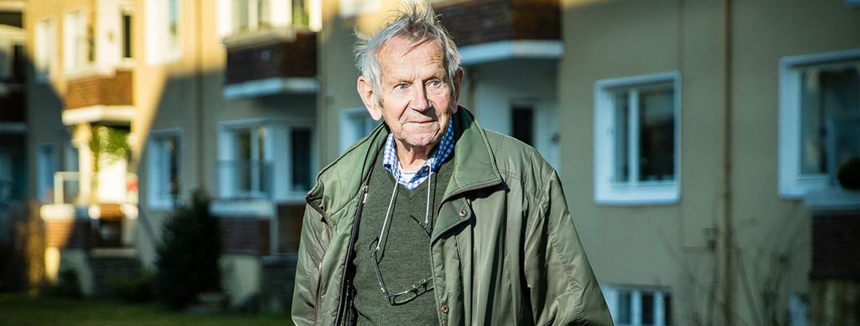 Albert Barstad på plenen utenfor borettslaget sitt