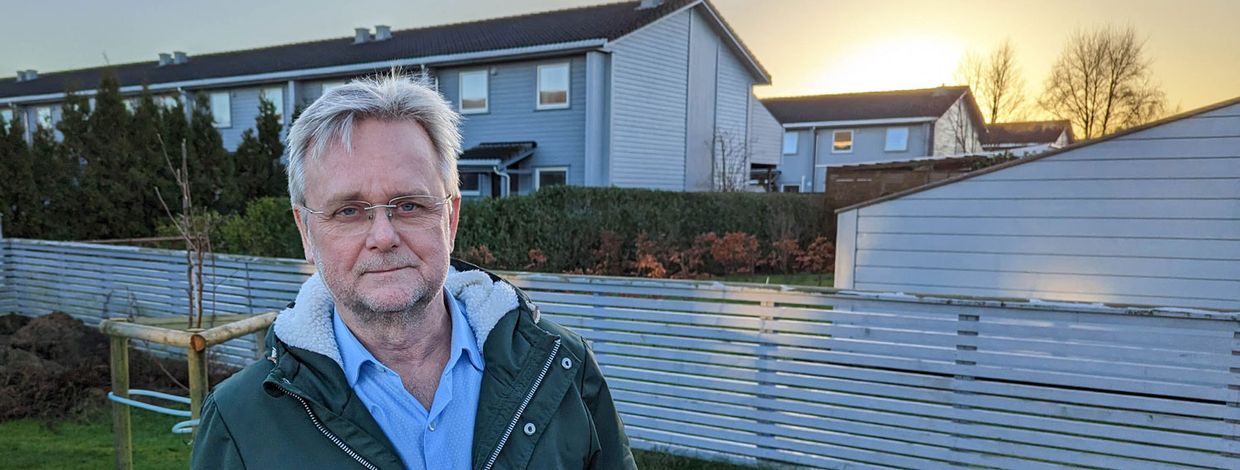mann foran borettslag i solnedgang