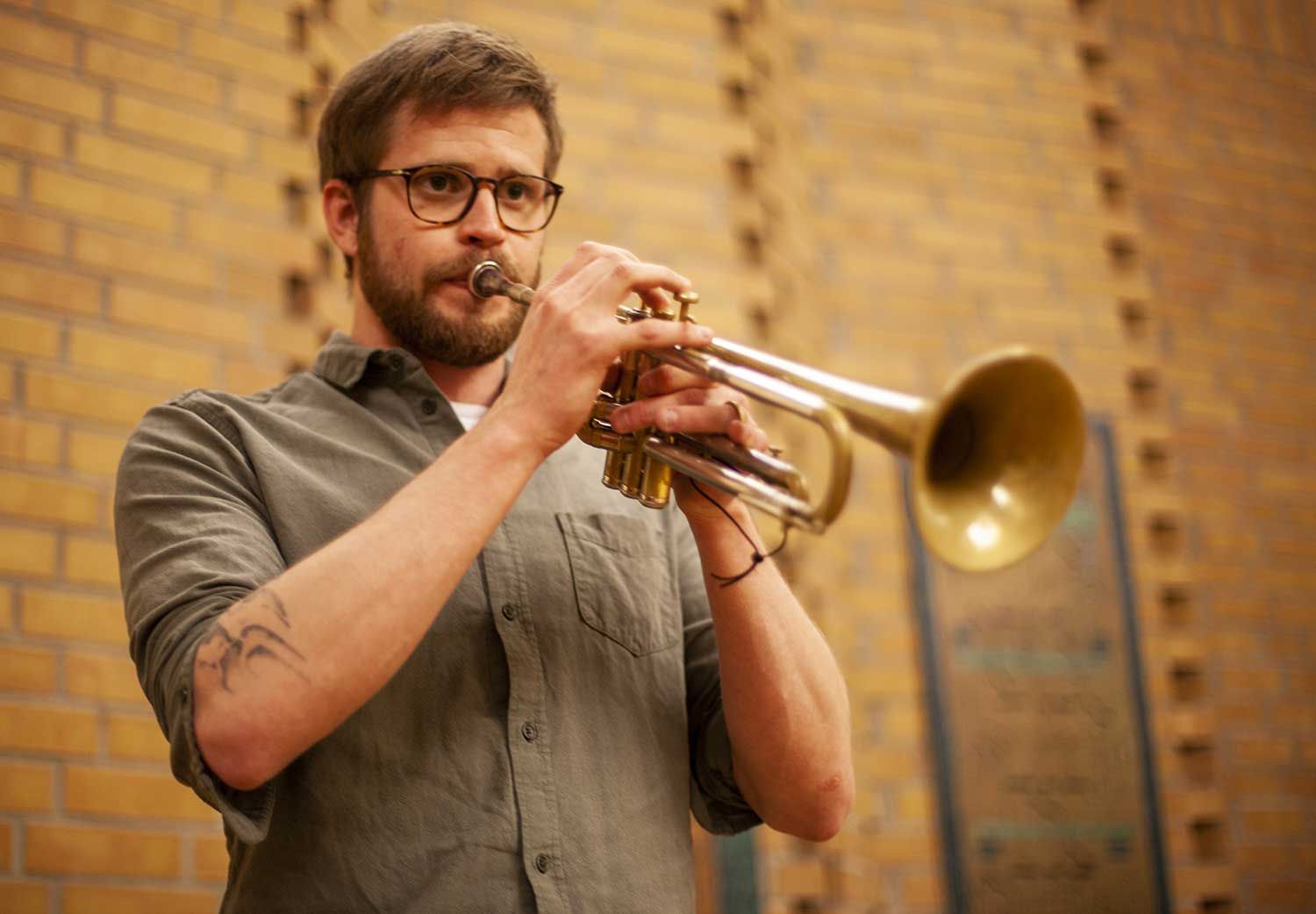 Mann spiller trompet