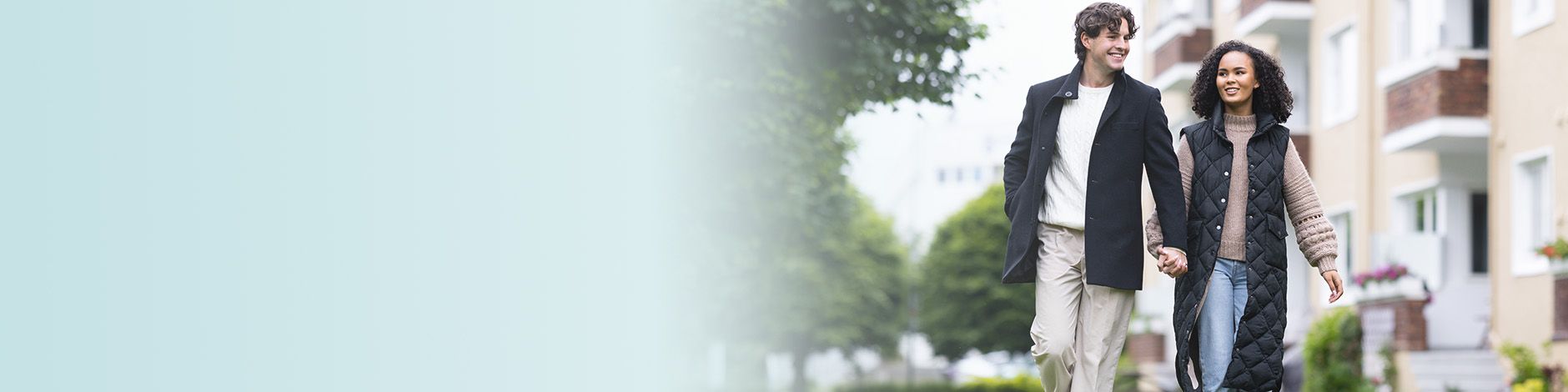 Ungt par går hånd i hånd