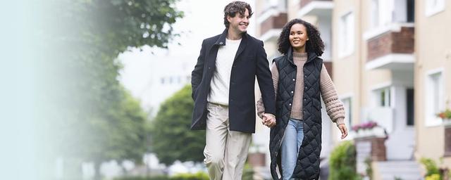 Ungt par går hånd i hånd