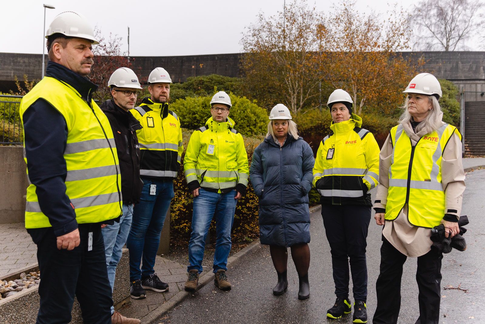 På befaring. Fra venstre: Frode Flørenæss (prosjektleder i Bate), Helge Harbo (daglig leder i BK Bygg AS), Sveinung Bringedal (prosjektleder i Bate), Steven Choat (prosjektleder i BK Bygg AS), Marianne Lutsi (kunderådgiver i Bate), Inger Janne Karlsen (leder for byggfornyelse i Bate), Merete Eik (administrerende direktør i Bate).