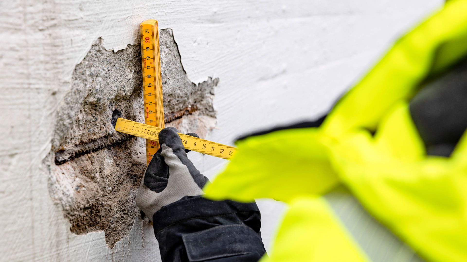 Ingeniør måler betongtykkelse