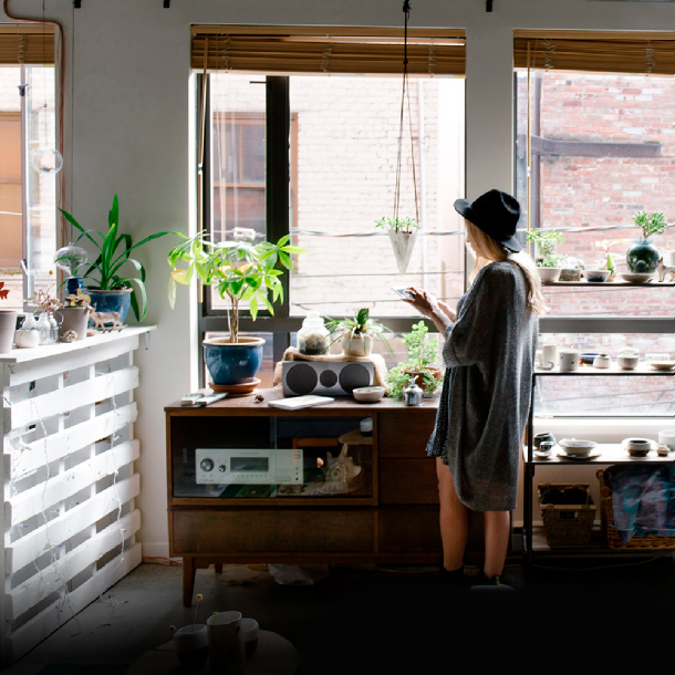 Dame ser ut av vindu