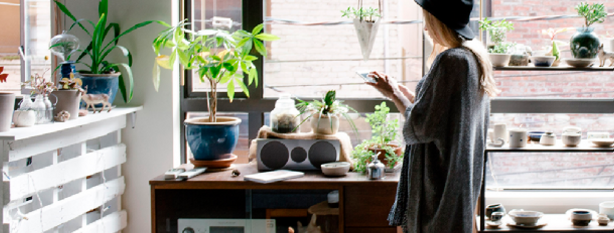 Dame ser ut av vindu