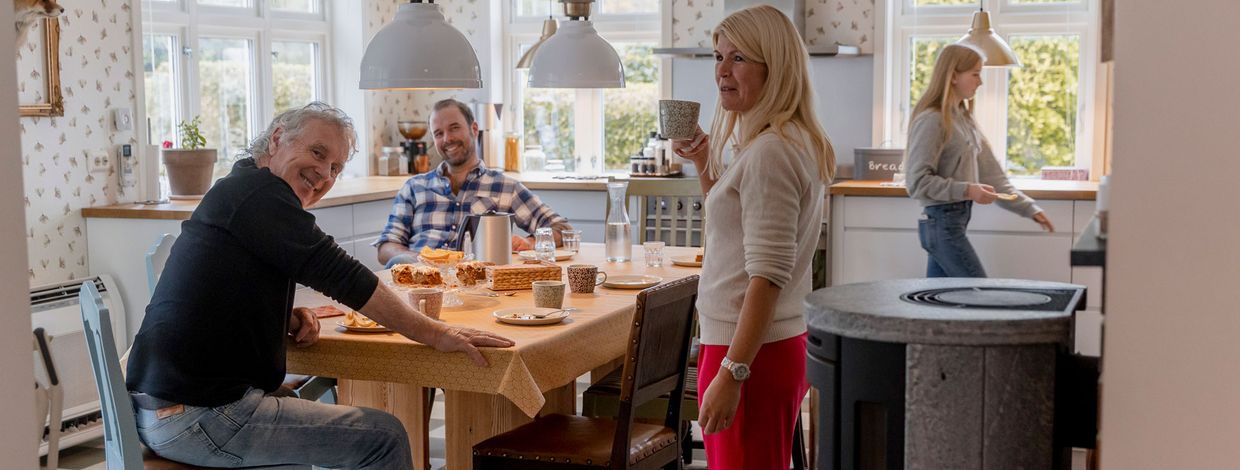 Familie samlet på kjøkkenet