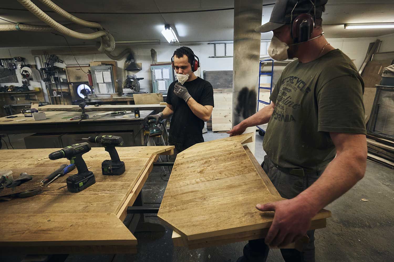 to menn på et verksted