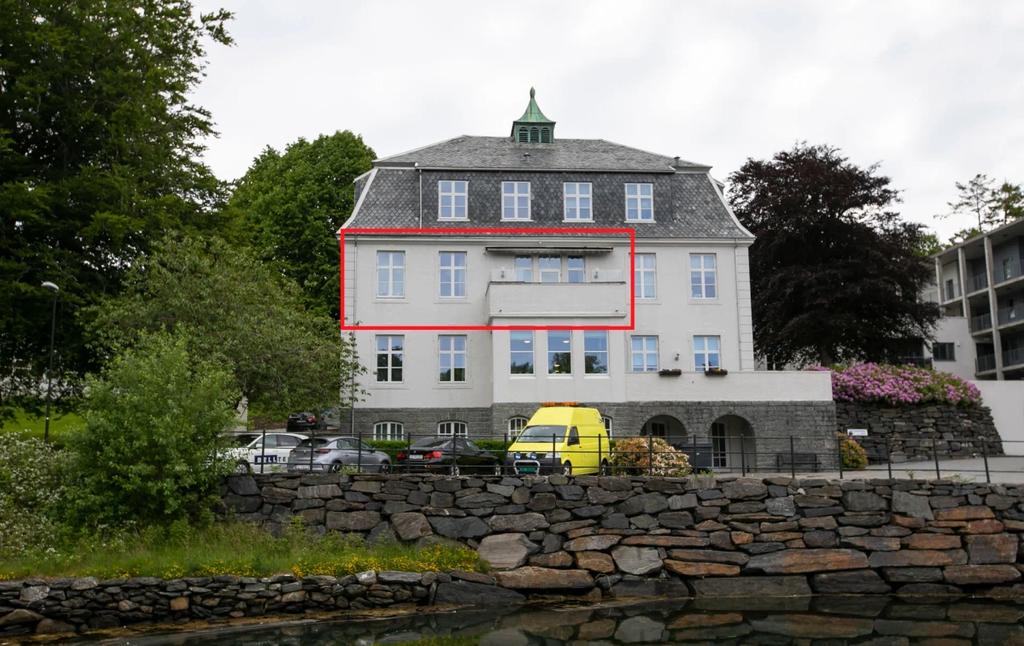 Leiligheten ligger midt i det historiske bygget i Søre Ramsvigvei 47
