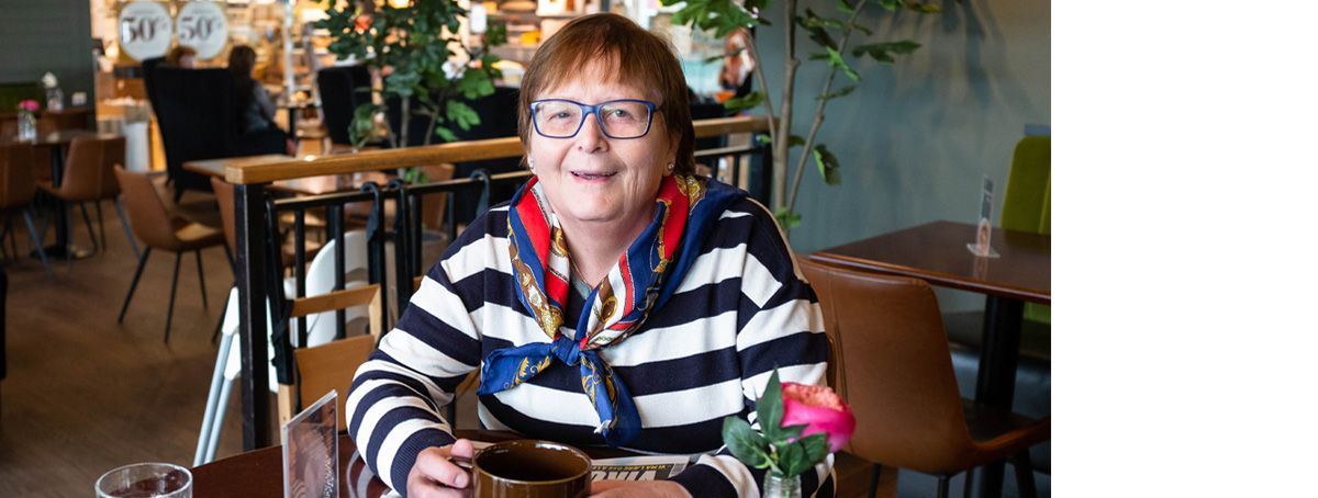 bilde av en eldre dame på en kafe