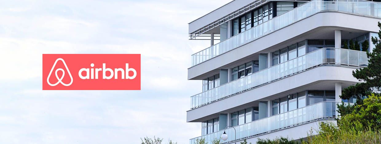 Boligkompleks med airbnb logo