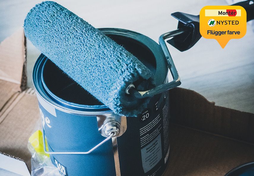 blått malingspann med rulle