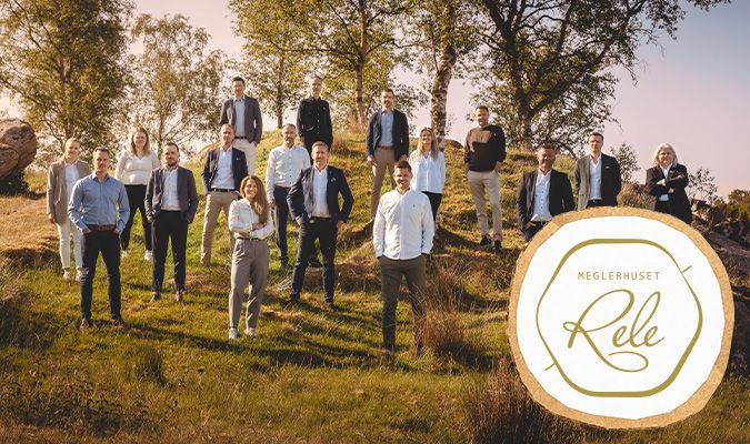 eiendomsmeglere oppstilt i naturen