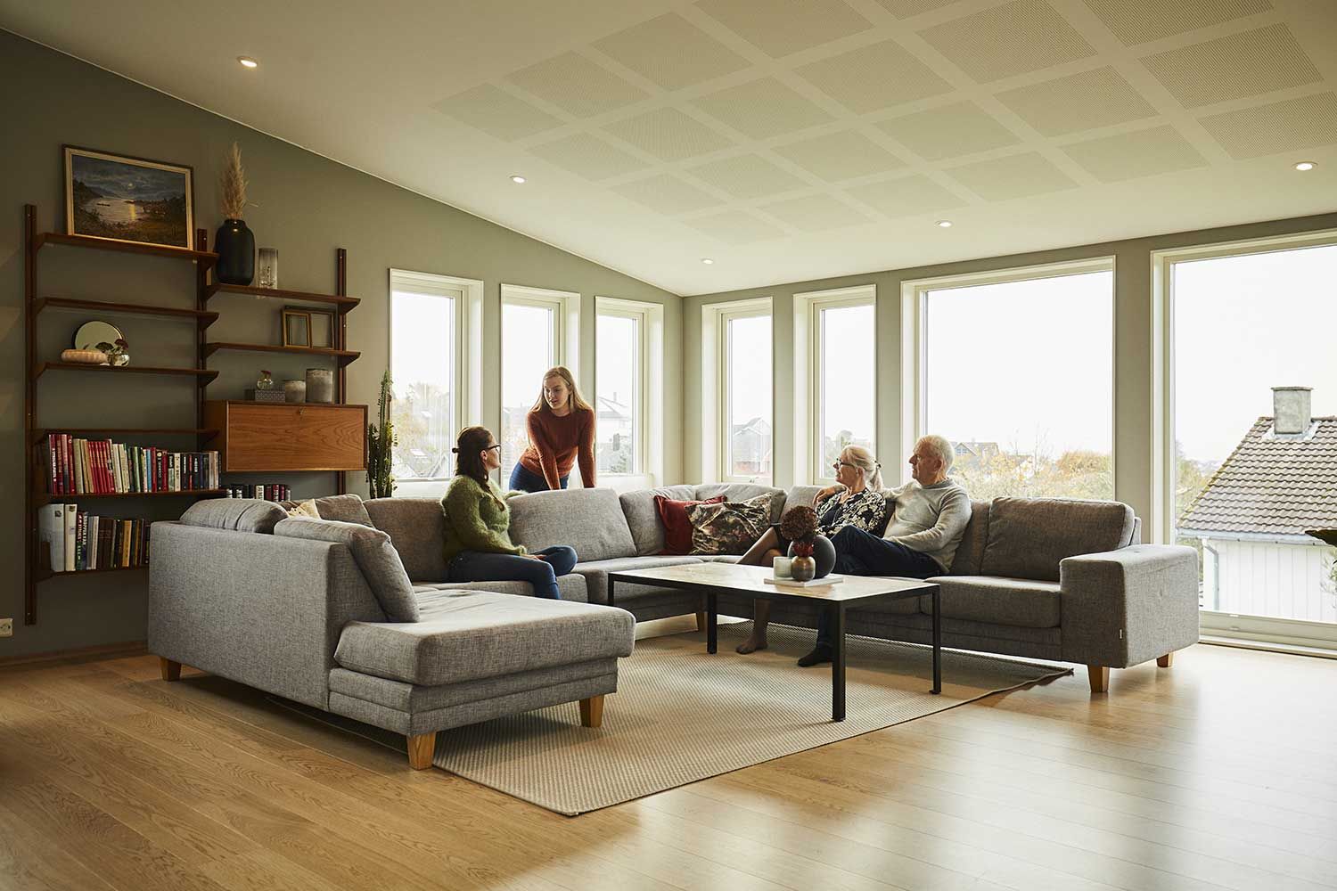 familie sitter sammen i stuen