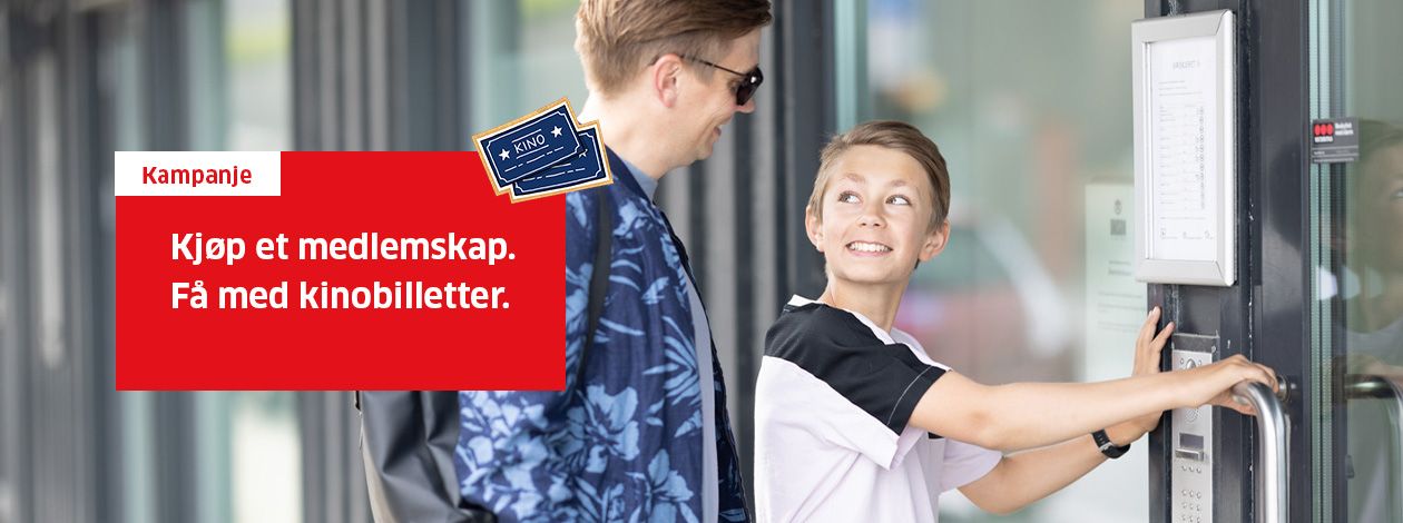 mann og gutt smiler og åpner døren