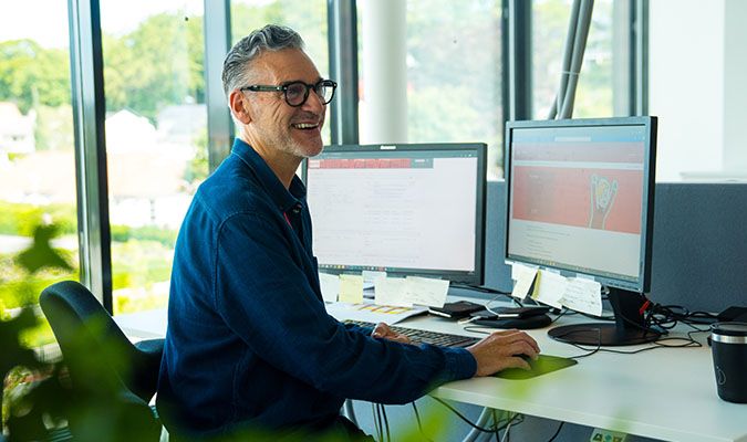 Bate-ansatt på kontoret