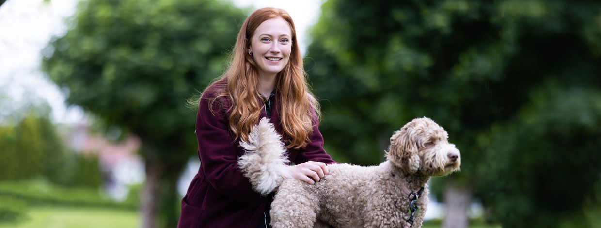 jente på tur i park med hund