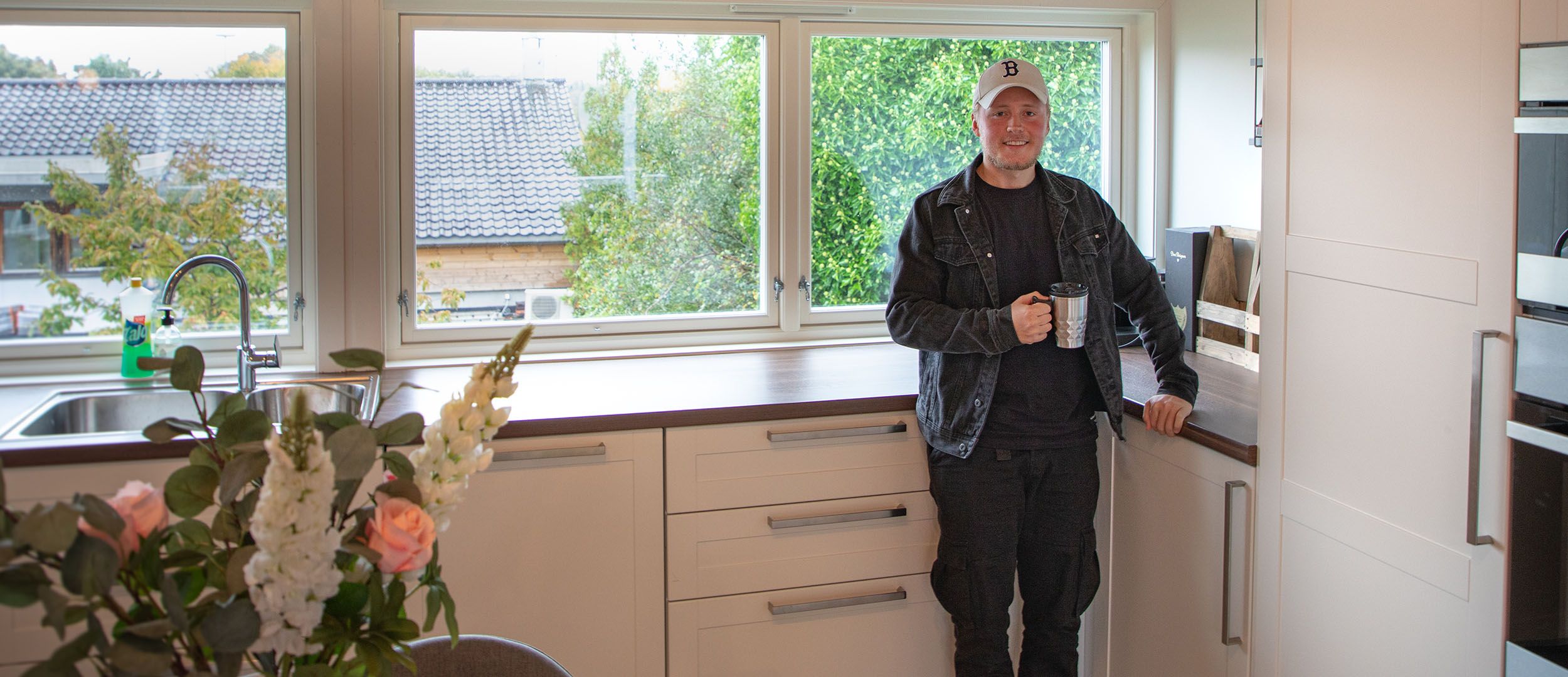 Andreas Ree står på kjøkkenet 