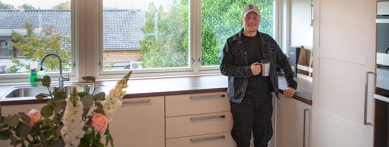 Andreas Ree står på kjøkkenet