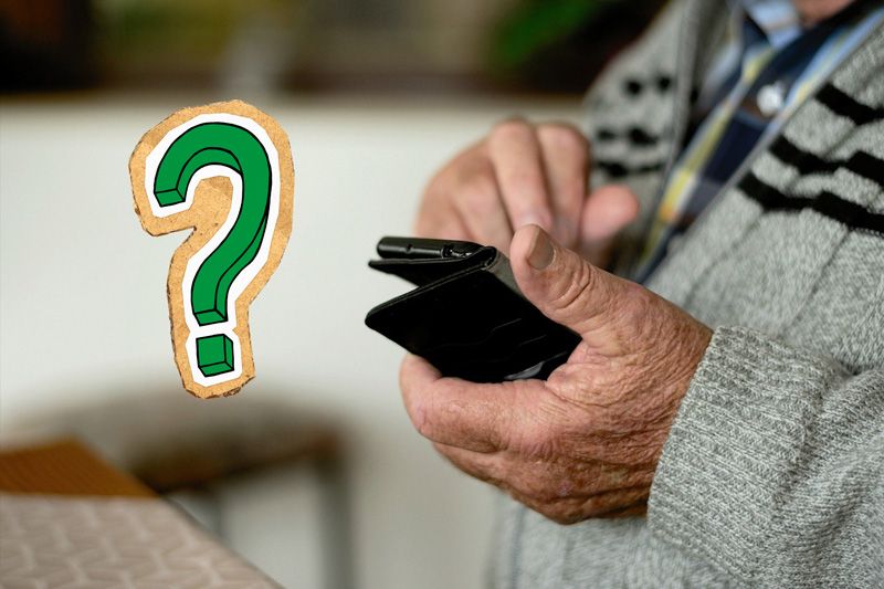 Mann trykker på smarttelefon