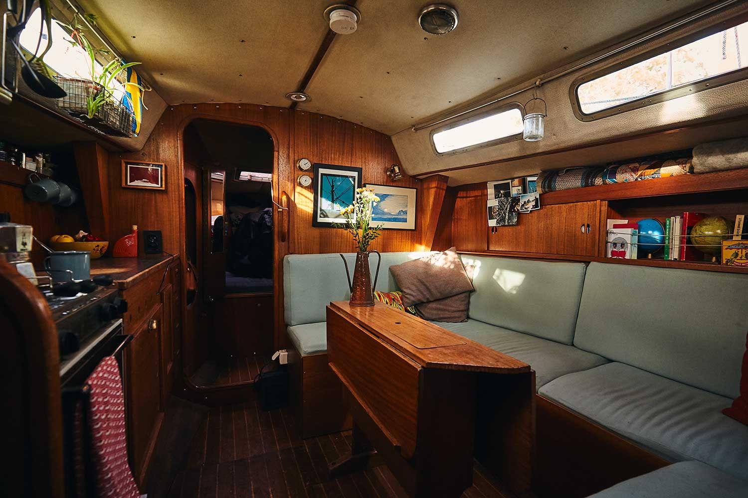 innsiden av en seilbåt