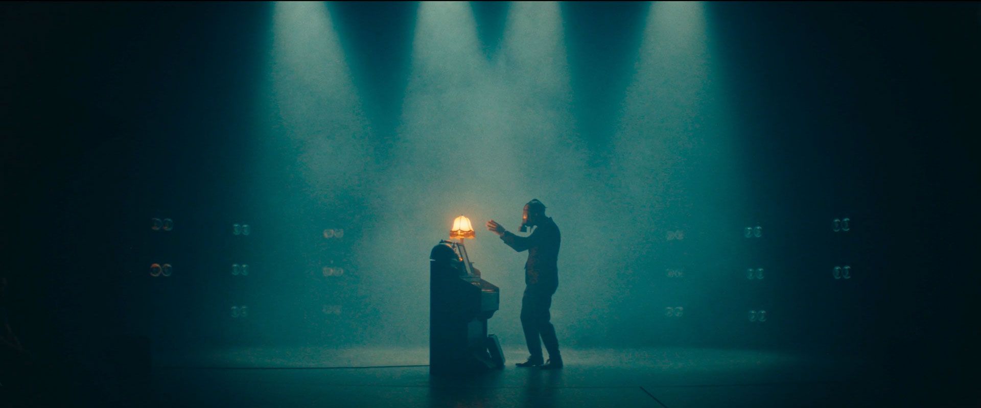 Skjermbilde fra musikkvideoen til Marcellos kjeller