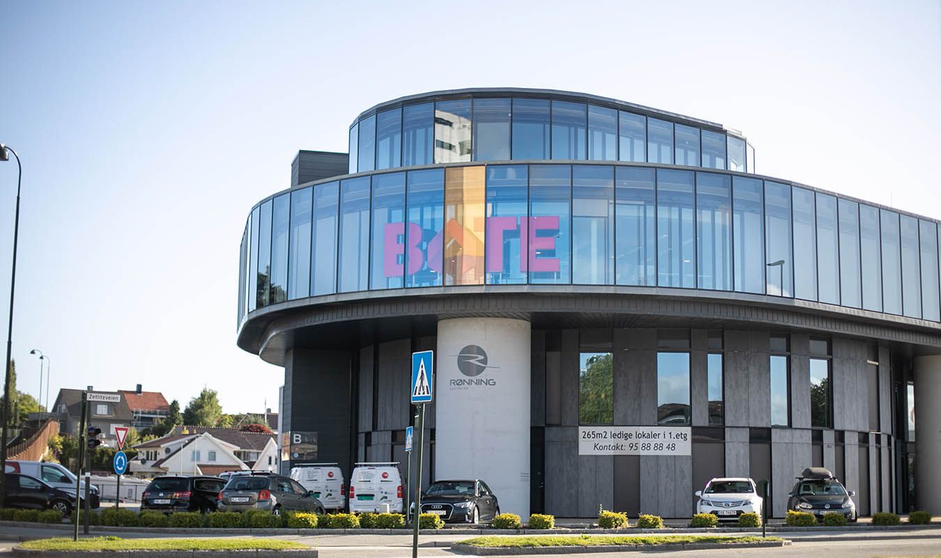 Utenfor kontoret til Bate