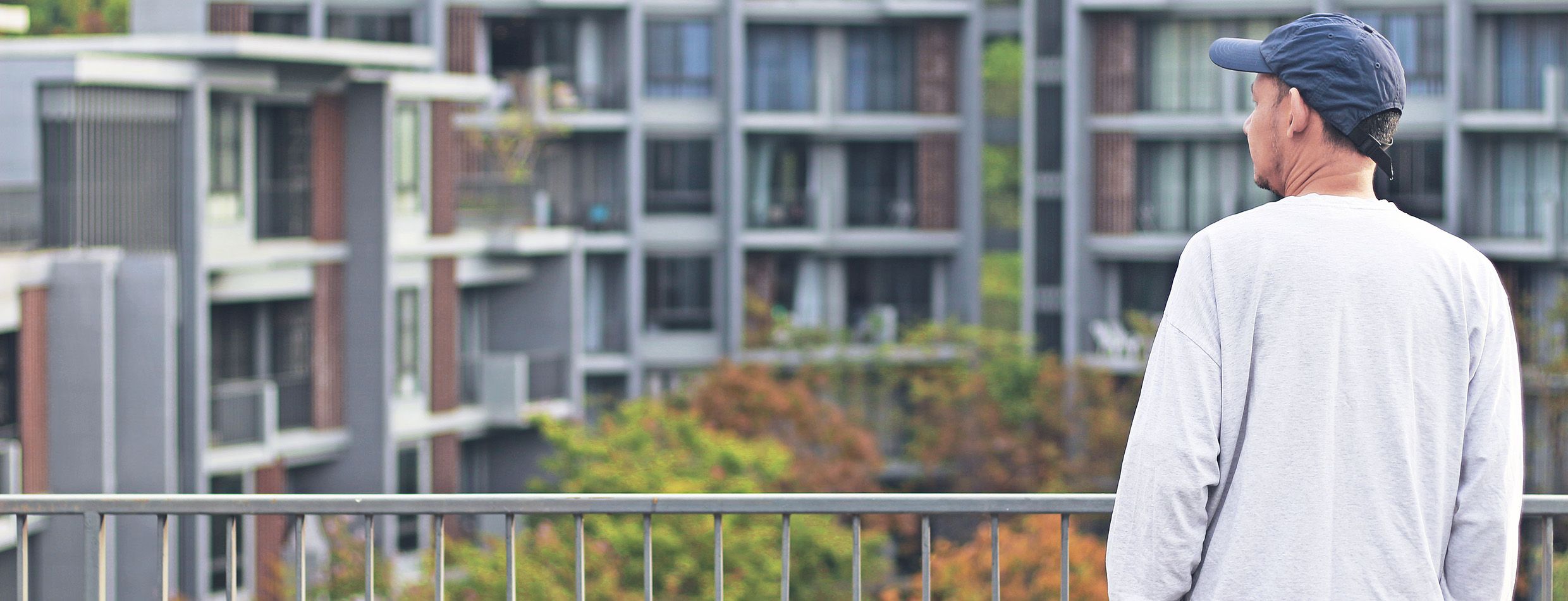 Mann skuer ut over boligselskapet sitt