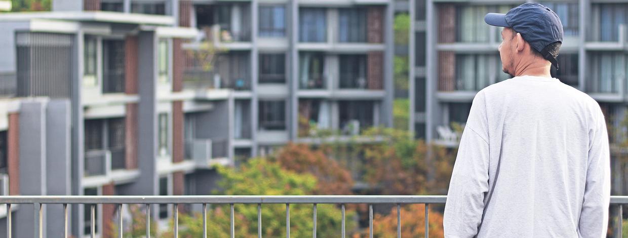 Mann skuer ut over boligselskapet sitt