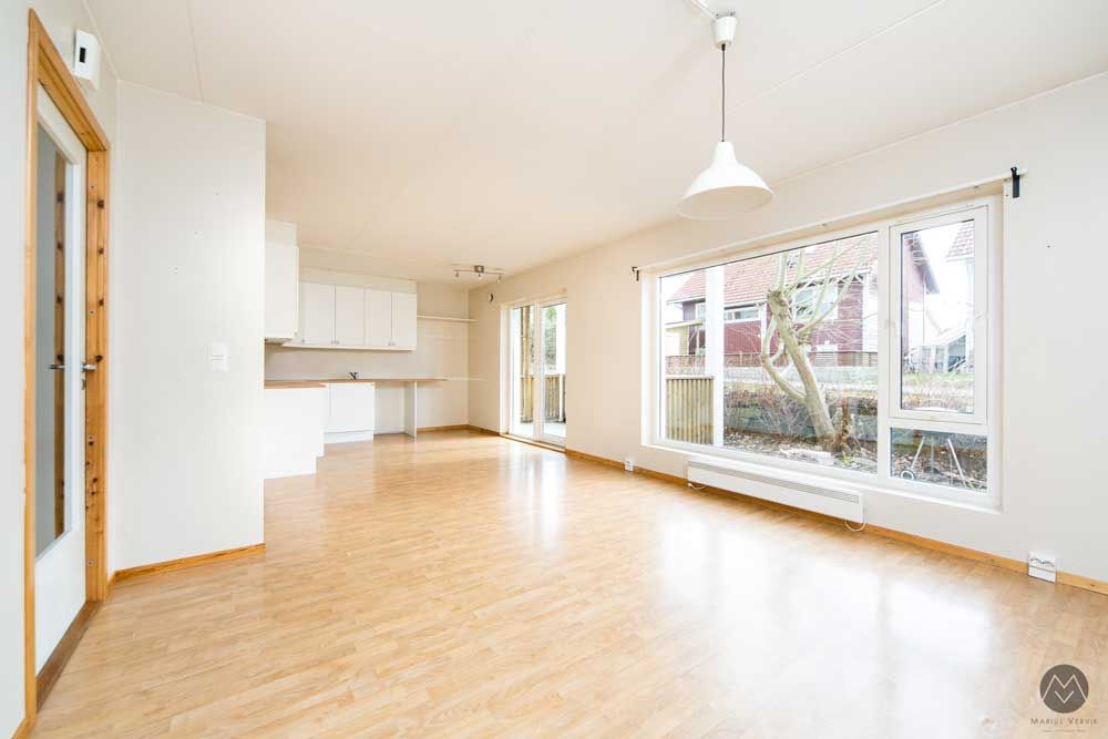 inne i bates ungdomsbolig på tasta