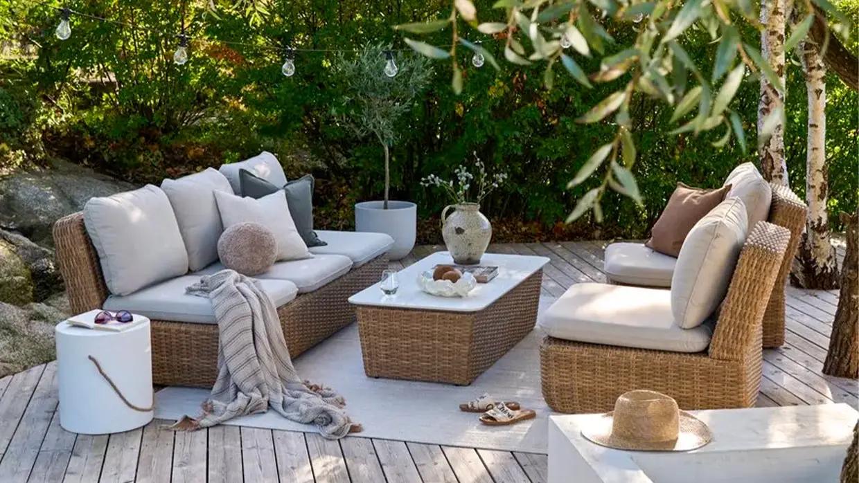 utemøbler på terrasse en sommerdag