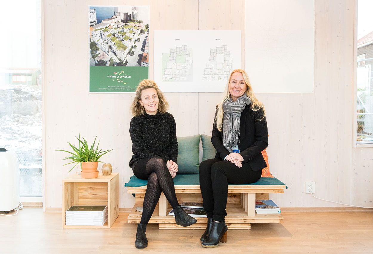 Tone Ween Fredriksen og Randi Augenstein sitter på benk