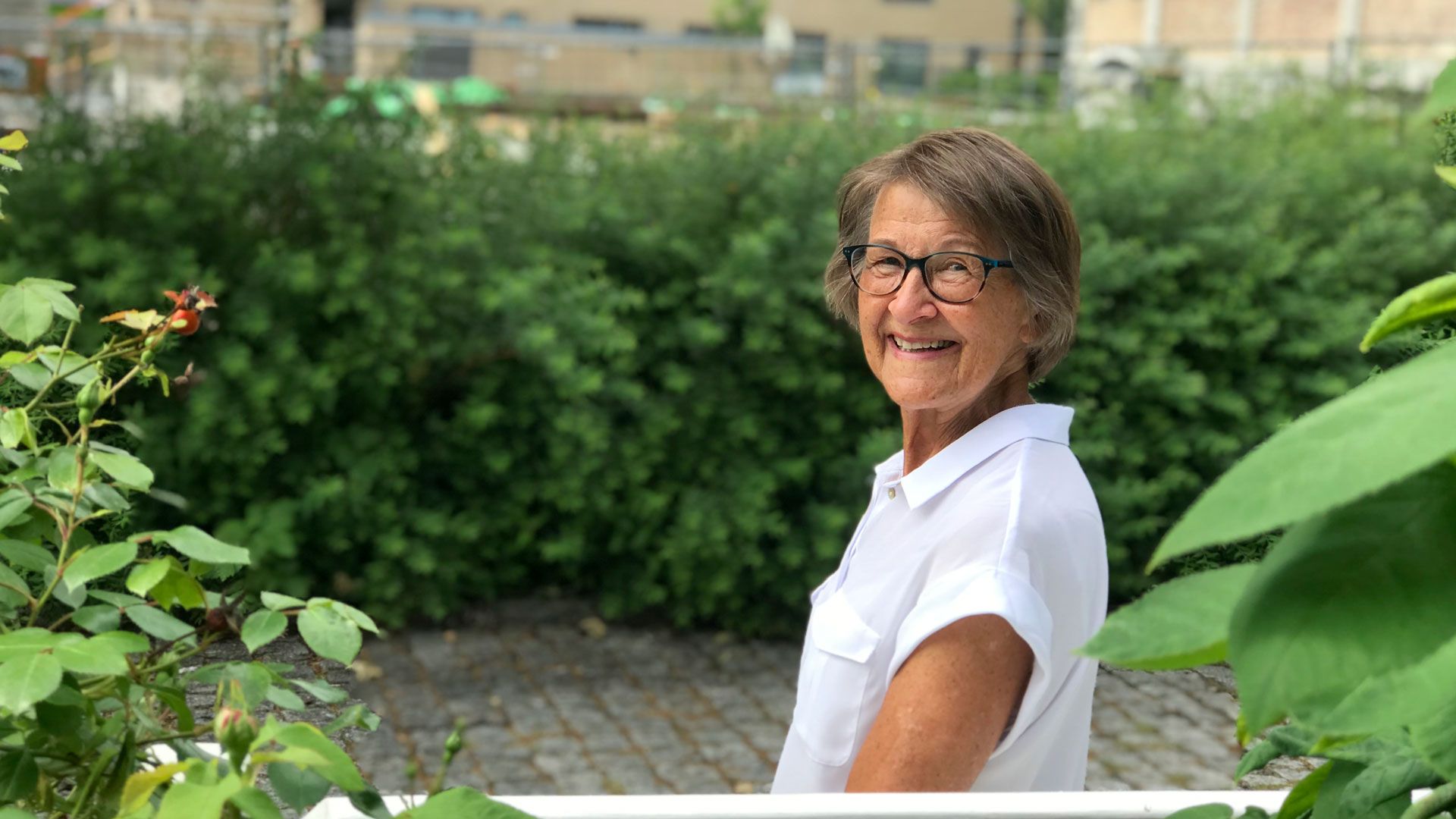 Torill Røgenes ved byggetomta til Fridas hage