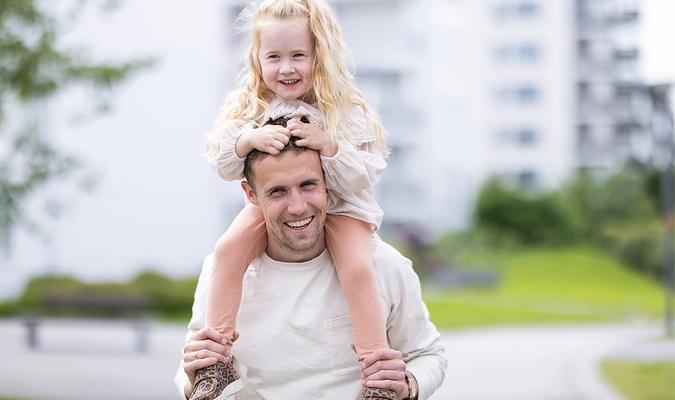 far med datter på skuldrene