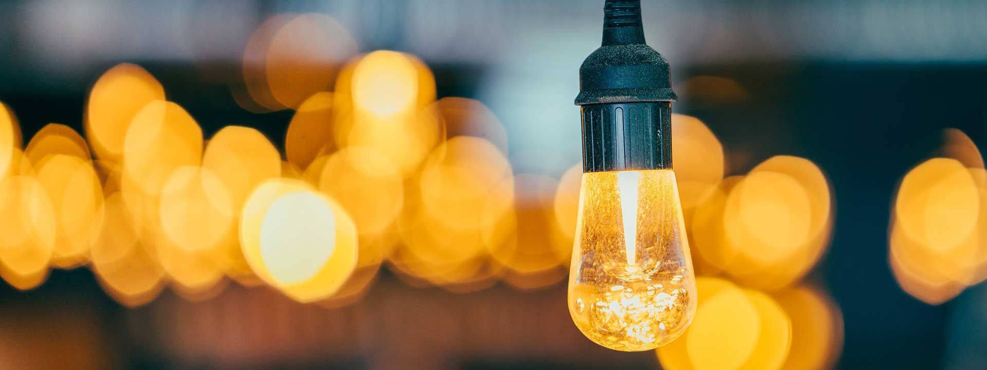 Lyspære med gult lys 