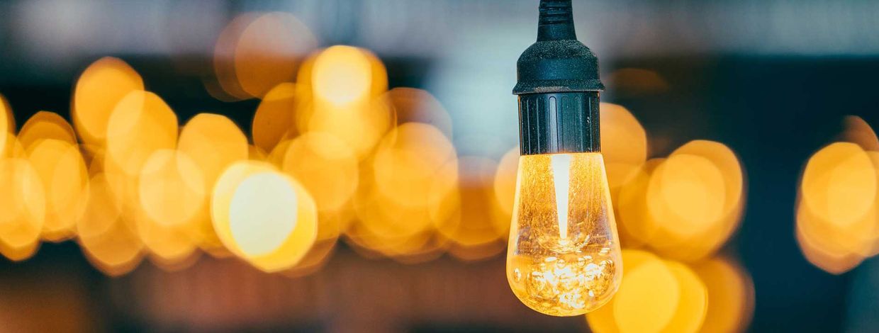 Lyspære med gult lys