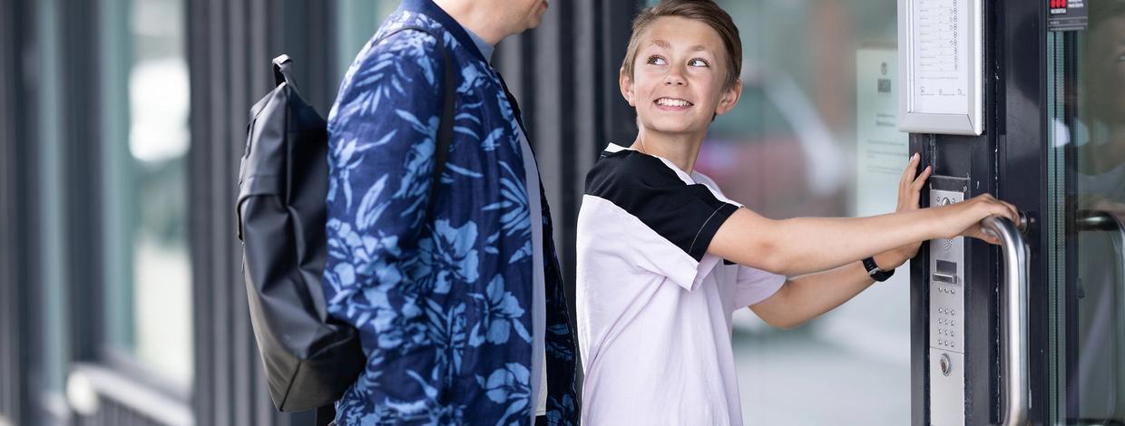 Ung gutt låser seg inn i blokk