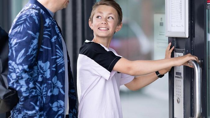 Ung gutt låser seg inn i blokk