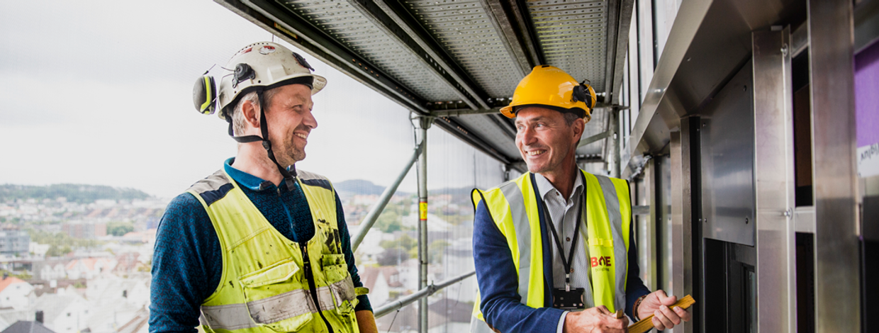 Prosjektleder Alvestad på befaring av Møllekvartalet - stillas, bygg, hjelm