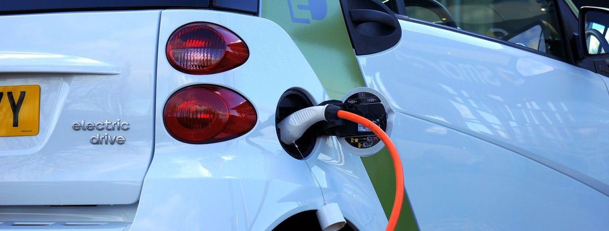 Elbil med ladekabel
